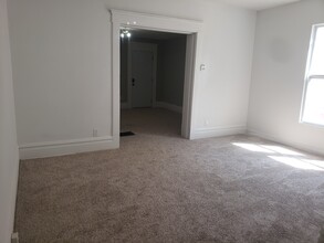 255 Elmwood Ave, Unit LOWER in Newark, OH - Foto de edificio - Building Photo