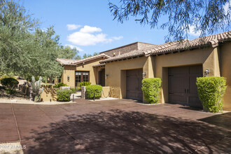 10746 E Whitehorn Dr in Scottsdale, AZ - Foto de edificio - Building Photo