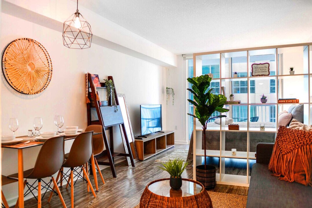 1200 Brickell Bay Dr in Miami, FL - Building Photo