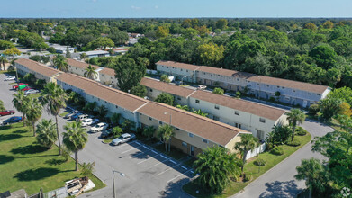 Ridge Road Apartments in Port Richey, FL - Foto de edificio - Building Photo