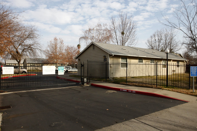 Summerfield Plaza in Sacramento, CA - Building Photo - Building Photo