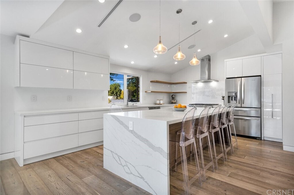 19041 Calvert St in Los Angeles, CA - Building Photo