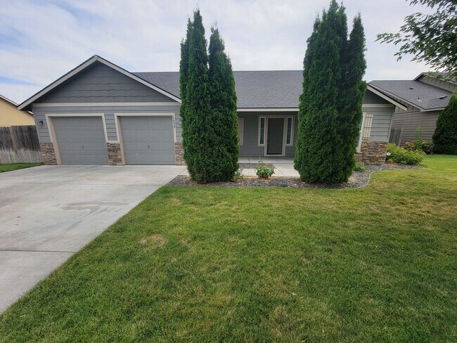 1490 Crab Apple Cir in West Richland, WA - Building Photo - Building Photo