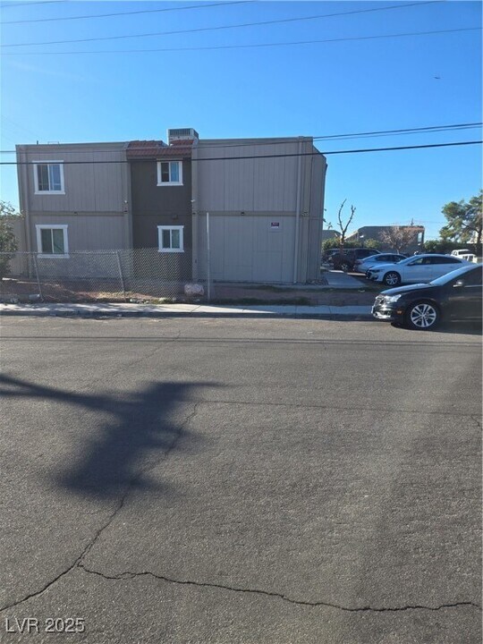 33 Gold Bar Ct in Las Vegas, NV - Building Photo