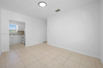 571 NE 82nd St-Unit -4 in Miami, FL - Building Photo - Building Photo