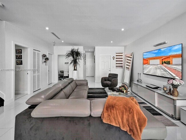 7565 NW 177th Terrace in Hialeah, FL - Building Photo - Building Photo