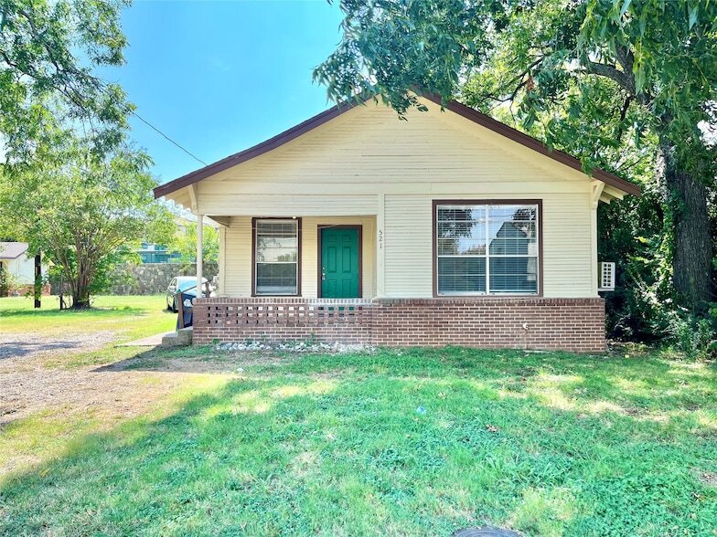 521 W Collins St in Denton, TX - Building Photo