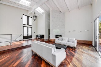 9314 Sierra Mar Dr in Los Angeles, CA - Building Photo - Building Photo