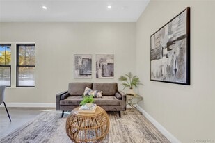 610 Jericho Tpke in New Hyde Park, NY - Building Photo