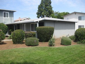 Laurel Manor in Sunnyvale, CA - Foto de edificio - Building Photo