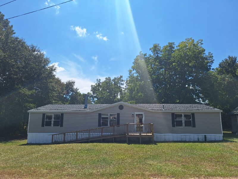 1035 Washington Ave in Graceville, FL - Building Photo