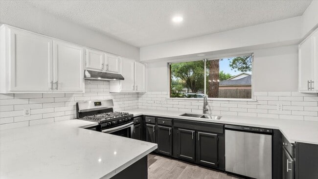 property at 10622 Highland Woods Dr