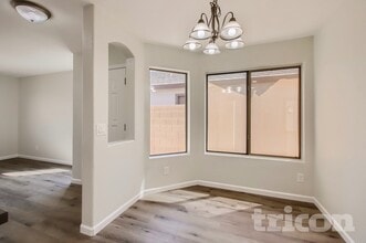 8701 S 50th Dr in Phoenix, AZ - Foto de edificio - Building Photo