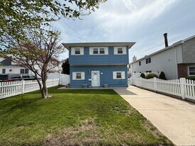 556 W Park Ave in Long Beach, NY - Building Photo
