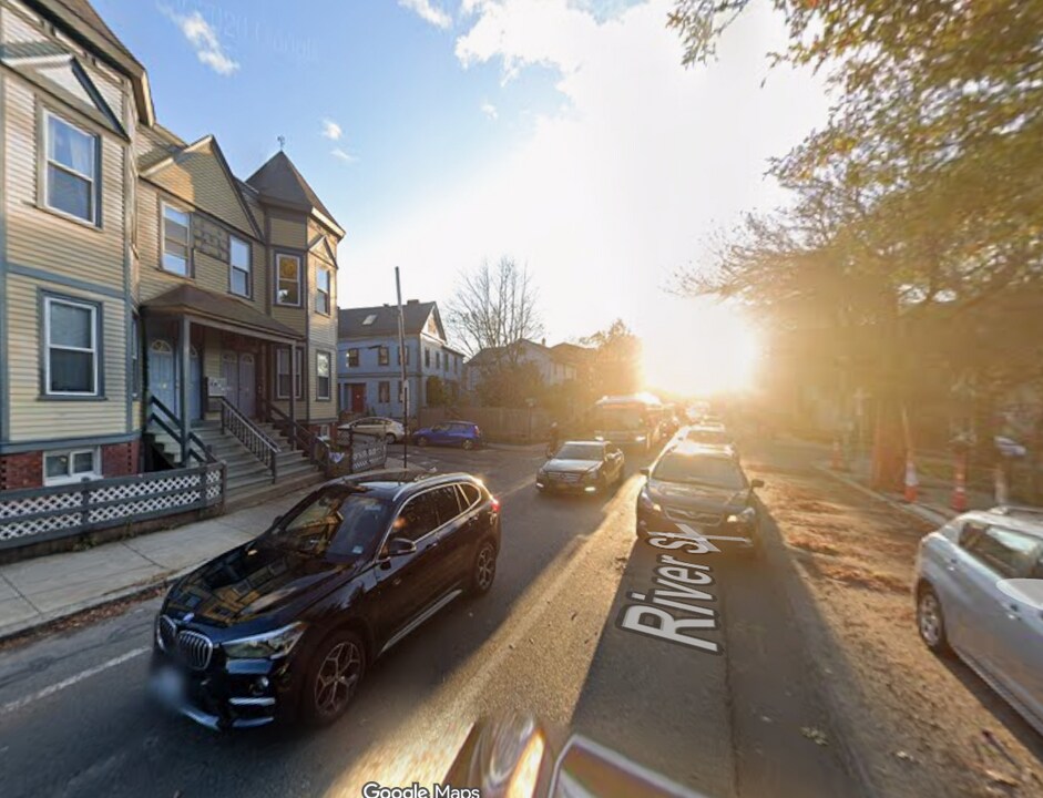 208 River St, Unit E-4 in Cambridge, MA - Foto de edificio