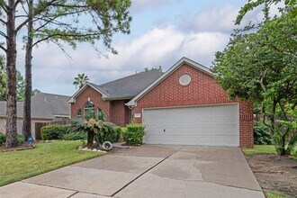 18502 Eden Trails Ln in Houston, TX - Foto de edificio - Building Photo