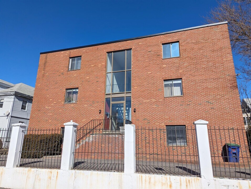 86 Newbury St, Unit #2 in Somerville, MA - Foto de edificio