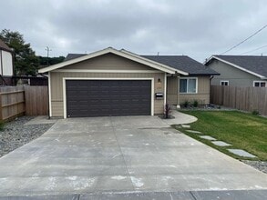 1105 McCullens Ave in Eureka, CA - Building Photo - Building Photo