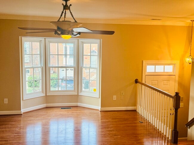 8041 Trevor Pl in Vienna, VA - Foto de edificio - Building Photo