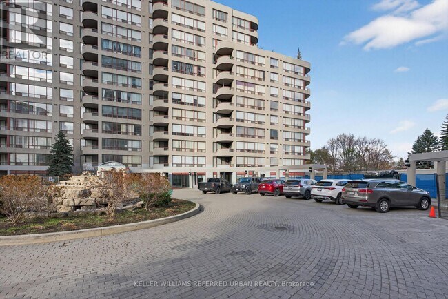 5785 Yonge St in Toronto, ON - Building Photo - Building Photo