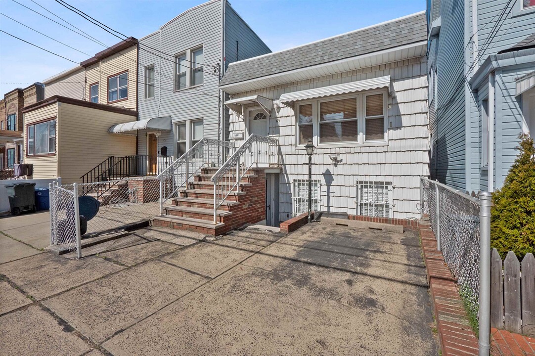 69 Columbia Ave in Jersey City, NJ - Building Photo