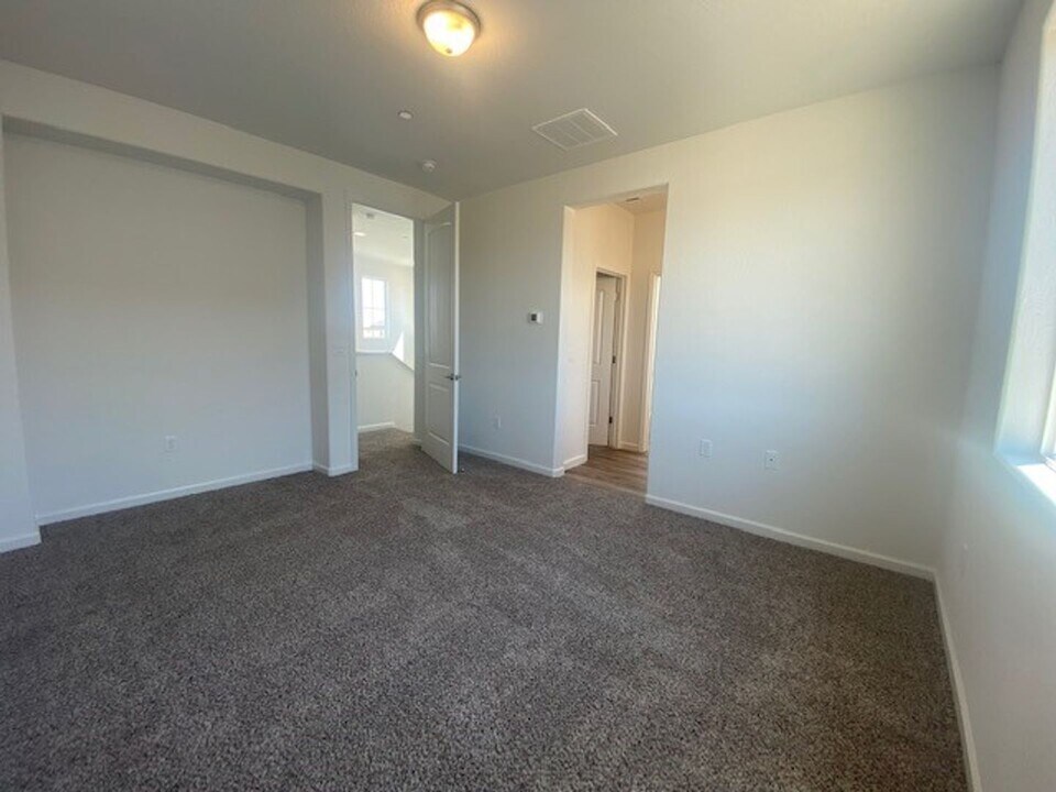 1105 W Sedona Ave in Visalia, CA - Building Photo