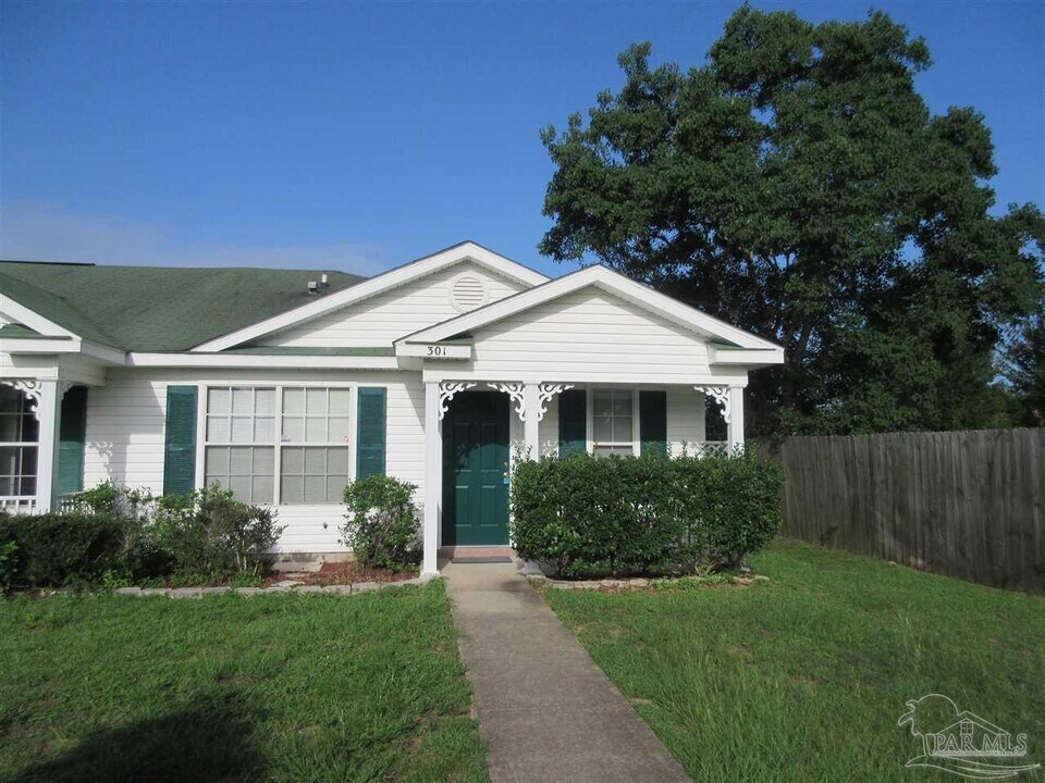 301 Loveland Cir in Pensacola, FL - Building Photo