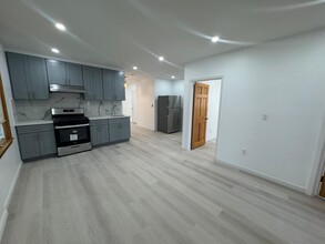 41-09 21st Ave in Queens, NY - Building Photo - Building Photo