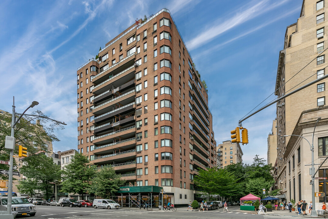 20 E 74th St in New York, NY - Building Photo