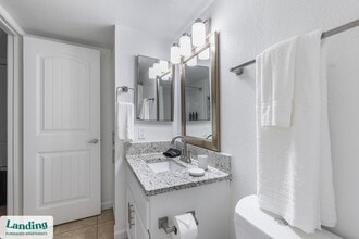 5704 W Thomas Rd, Unit 139 in Phoenix, AZ - Building Photo - Building Photo