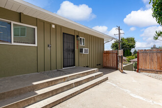 2621 Dove St in San Diego, CA - Building Photo - Building Photo