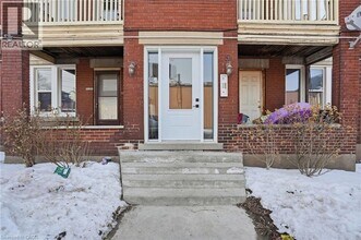 1 Fairholt Rd N in Hamilton, ON - Building Photo - Building Photo