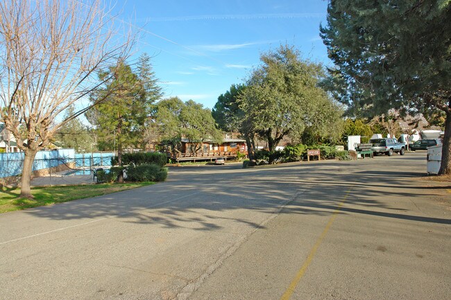 2615 Park Marina Dr in Redding, CA - Foto de edificio - Building Photo