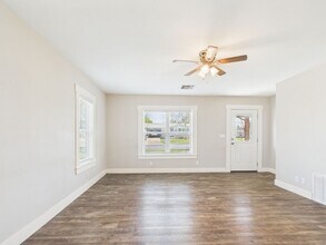 108 S Olive St in Fredericksburg, TX - Building Photo - Building Photo