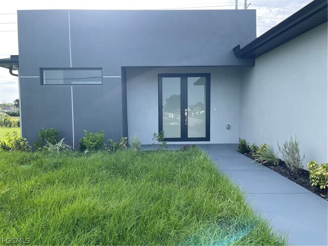 610 Floyd Ave S in Lehigh Acres, FL - Building Photo - Building Photo