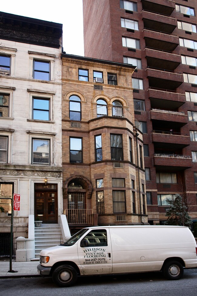 213 W 71st St in New York, NY - Building Photo - Building Photo