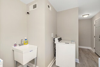 Pinedale Apartments in Sumter, SC - Foto de edificio - Building Photo