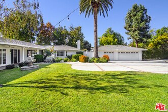 22960 Erwin St in Los Angeles, CA - Building Photo - Building Photo