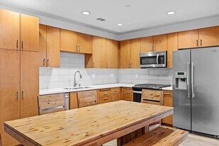 13337 Beach Ave in Marina Del Rey, CA - Building Photo