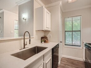 4500 E Oltorf St in Austin, TX - Building Photo - Building Photo