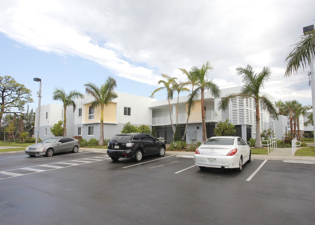 North West Gardens V in Fort Lauderdale, FL - Building Photo