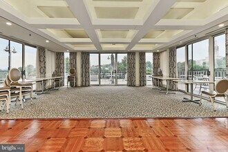 2151 Jamieson Ave, Unit 1011 in Alexandria, VA - Foto de edificio - Building Photo