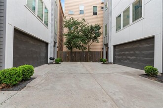 1304 Hussion St in Houston, TX - Building Photo - Building Photo