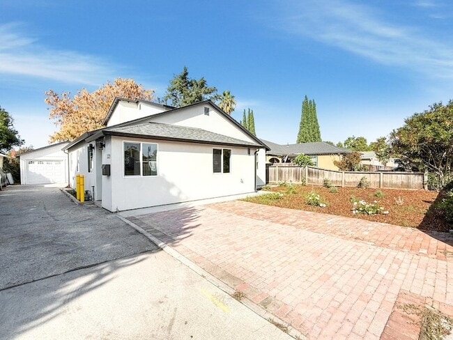 2229 Pulgas Ave in East Palo Alto, CA - Building Photo - Building Photo