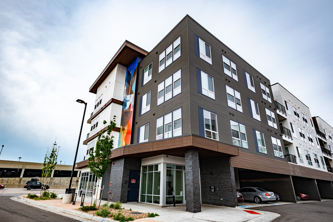 The Point Crossing in Aurora, CO - Building Photo