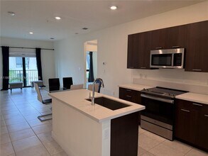 8301 NW 41st St in Doral, FL - Foto de edificio - Building Photo