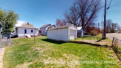 Renovated 2 Bedroom 1 Bathroom Home w/ Sin in Sioux Falls, SD - Building Photo - Building Photo