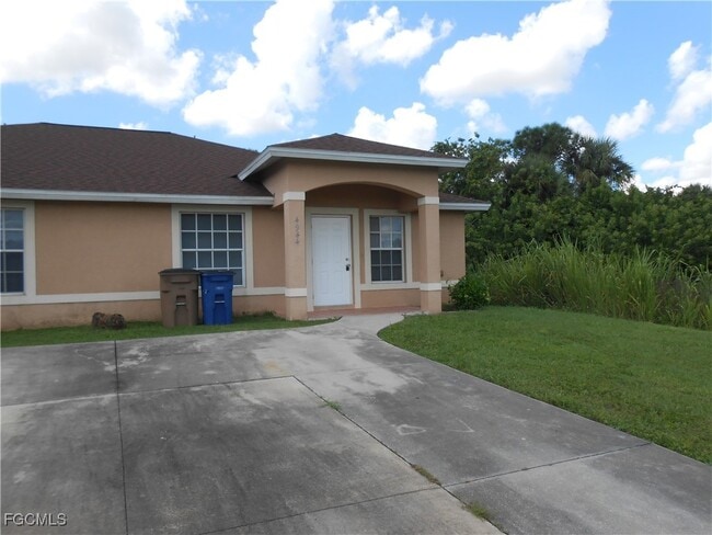 4944 Golfview Blvd in Lehigh Acres, FL - Building Photo - Building Photo