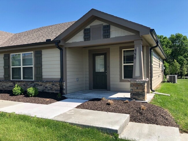 550 SE Maple Dr in Blue Springs, MO - Building Photo - Building Photo
