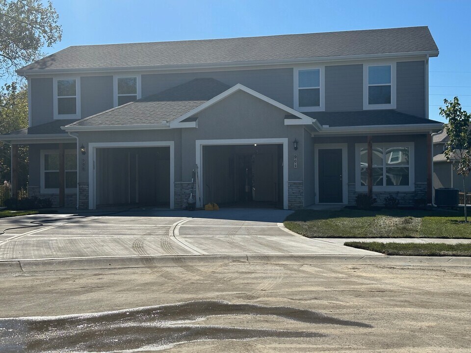 904 Pampas Cir in Pleasant Hill, MO - Foto de edificio